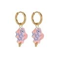 Handbeschilderde keramische vis hanger oorbellen met gouden ringen en blauwe patronen - Roze Blauw Vis Stijl (E1117-lan)