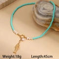 Dettaglio collana con perline e ciondolo pesce, peso 18g e lunghezza 45cm in vista - Pesce (M-N2236-yu)