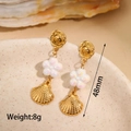 Dettaglio dell'orecchino asimmetrico a conchiglia da 48 mm con placcatura in oro 18K - Pendaglio a Capasanta (M-E1158-beike)