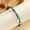 Dettaglio del bracciale con perline verdi, ciondolo a conchiglia e perla barocca naturale - Verde Scuro