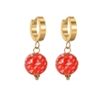 Orecchini a cerchio dorati con pendenti a sfera in vetro marmorizzato rosso e bianco - Spirale Rossa