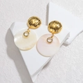 Elegant 18k gold geometric drop earrings with vertical stripes and shell texture - Round Style