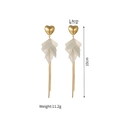Detalle de pendientes de corazón dorados con flecos y pétalos de nácar blanco y medidas - Borla de Cadena de Serpiente Corazón (M-E1146)
