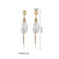 Detalle de pendientes borla oro 18K con pétalos blancos y dimensiones de 10,2x0,9cm - Borla de Strass en Bola (M-E1141)