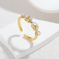 Anello dorato con fiocco e perle bianche su pietra minimale con fascia regolabile - Bianco