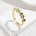 Anello aperto con fiocco, perline bianche e smalto nero in acciaio inossidabile dorato - Nero