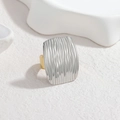 Anillo bicolor de acero inoxidable con diseño geométrico y superficie plateada texturizada - Estilo de Ondulación de Agua Cuadrado Redondeado (M-R872-B)