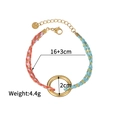 Vue détaillée du bracelet tressé bicolore avec fermoir mousqueton doré en acier - Style Anneau Géométrique (OLBB1215-B)