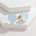 Boucles d'oreilles boules en résine bleu clair avec tiges dorées S925 sur socle - Bleu