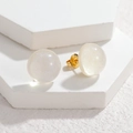 Puces d'oreilles minimalistes en argent S925 avec perles crémeuses et base en métal doré - Blanc