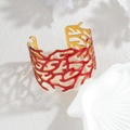 Elegante brazalete de coral rojo con acabado dorado y diseño de estilo marino - Estilo Rama de Coral Rojo