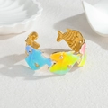 Détail du bracelet poisson en émail coloré avec finition dorée et thème plage - Style Poisson Tropical Vif (Style 4)