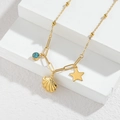 Collana dorata con ciondoli a conchiglia e perle su blocchi di pietra bianca - Stile Stella Dorata Conchiglia e Gemma Blu