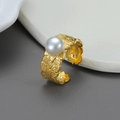 Minimalistischer matter Goldring mit Blattprägung und großer weißer Perle oben - Blatttextur Relief Einzelperle Stil (R688-1)