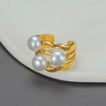 Minimalistischer goldener Wellenring mit drei weißen Perlen auf strukturiertem Band - Französische Wellentextur Drei-Perlen-Stil (R688-3)