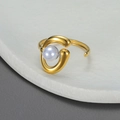 Moderner unregelmäßiger Goldring matt mit runder Perle auf strukturierter Keramikplatte - Modern Abstrakt Verflochten Einzelperle Stil (R688-2)