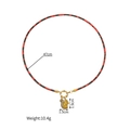 Detailansicht des goldenen Eichhörnchenanhängers mit Leopard-Kordel und 47 cm Länge - Goldener Eichhörnchen-Anhänger / Rotes Seil