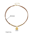 Dettaglio del ciondolo geometrico vintage con cordino marrone e misure del prodotto - Stile di Perforazione Casuale (M-N2292-F)