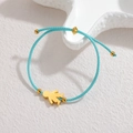 Detailansicht des blauen geflochtenen Armbands mit Jungen-Anhänger und verstellbarem Verschluss - Goldenes Junge Stil (JZB1276-02-nan) / Himmelblau/Gold