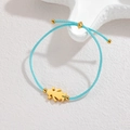 Verstellbares himmelblaues Webarmband mit goldenem Mädchenanhänger und Perlen auf Weiß - Goldenes Mädchen Stil (JZB1276-02-nv) / Himmelblau/Gold
