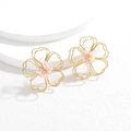 Minimalistische goldene hohle Blumenohrstecker mit rosa Perlen auf weißem Display - Rosa