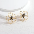 Elegante hohle Blumenohrstecker aus 18 Karat Gold mit schwarzen Perlen auf weißem Podest - Schwarz