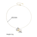Dettaglio della collana in oro 18k con ciondolo a coda di balena e inserto in resina - Stile Coda di Balena Perla Quadrata (M-N2290-B)