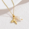 Squisita collana placcata in oro 18 carati con pendente a coda di pesce e perla barocca - Stile Coda di Balena Perla Barocca (M-N2290-C)