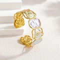 Französisches Vintage-Armreif 18k vergoldet mit bunten Emaille-Rosen und Hammerschlag-Optik - Hell Regenbogen