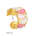 Detalle macro de anillo chapado en oro 18k con esmalte rosa y medidas del producto - Rosa