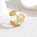Anillo abierto con ondas irregulares de esmalte colorido y baño de oro de 18 quilates - Blanco Roto