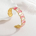 Minimalistische gouden open armband met roze en witte emaille druppelpatronen - Roze