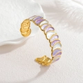 Elegante gouden open armband met paarse en witte emaille bloemblaadjes op stenen basis - Paars
