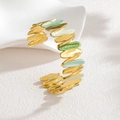 Bracelet jonc ouvert géométrique plaqué or 18k avec émail vert superposé et texture craquelée - Vert