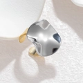 Anillo bicolor con parte superior ondulada plateada y banda abierta dorada - Estilo de Diseño de Onda Irregular (M-R872-G)