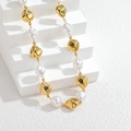 Collana con perle di metallo dorato irregolare e perle barocche su piedistallo bianco - Oro