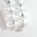 Collana minimalista con perle irregolari e sfere d'argento su gradini bianchi - Color Acciaio