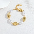 Bracciale di perle barocche con perle dorate in acciaio e ciondolo inciso S925 - Oro