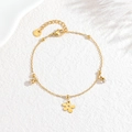 Pulsera loto minimalista chapada en oro de 18k con piedras de circón y cadena ajustable - Flor de cinco pétalos
