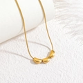 Collana a catena serpente dorata con tre ciondoli a forma di chicco finitura satinata - Piccolo fagiolo d'oro