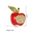 Dettaglio spilla a mela rossa con cristalli, mostra dimensioni di 3,3 cm per 3,1 cm - Mela Sfaccettata
