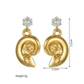 Detalle de pendientes de caracola dorada de 2,1 cm de alto y 1,1 cm de ancho - Caracola