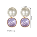 Dettaglio degli orecchini con zircone viola e perla con dimensioni 1,4 cm x 2,8 cm - Oro