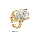 Makroaufnahme von vergoldetem verstellbarem Ring mit quadratischem Zirkonia und Maßen - Klein