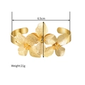 Detailansicht des 18k Gold Blumenarmbands mit Maßen von 6,5 cm Breite und 3,9 cm Höhe - Gold