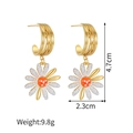 Detail view of 18k gold daisy earrings with dimensions 4.7cm height and 9.8g weight - Gold