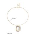 Specifiche dettagliate della collana con pendente in zircone quadrato oro 18k su bianco - Grande