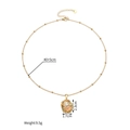 Primo piano della collana placcata oro 18k con pietra occhio di gatto e zirconi - Oro
