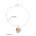 Vue détaillée du pendentif ovale en or 18k avec perles et pierres avec ses dimensions - Doré