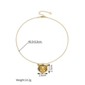 Dettaglio del ciondolo a testa di tigre in oro 18k con dimensioni e smalto nero - Oro